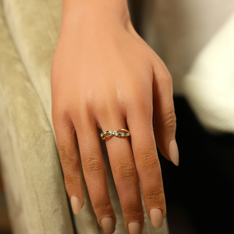 Bague en plaqué or croisée avec oxydes verts et blancs sertis - Vue 20