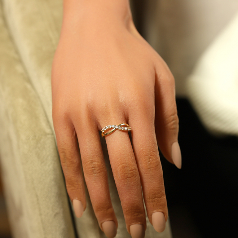 Bague en plaqu or croise avec oxydes blancs sertis - Vue 20