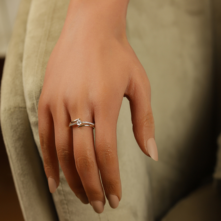 Bague en plaqu or avec solitaire et oxydes blancs sertis entours de deux bandes  lisses - Vue 20