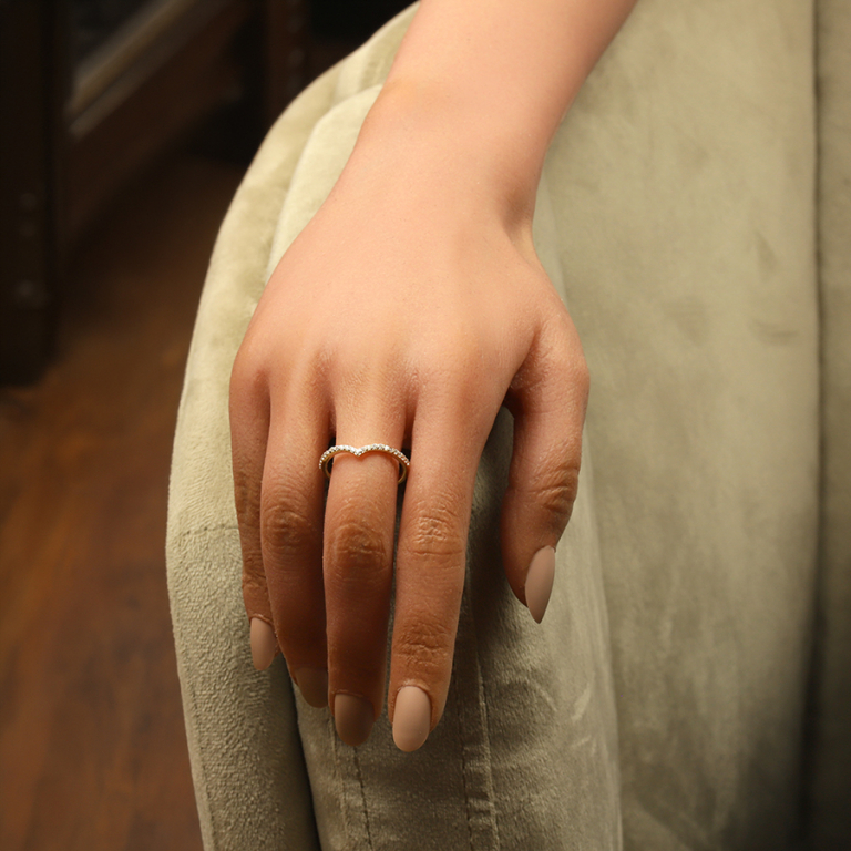 Bague en  plaqu� or forme v recouverte d\'oxydes blancs sertis - Vue 20