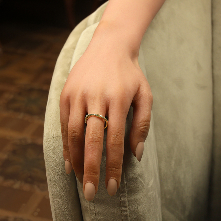 Bague en plaqu� or crois�e avec oxydes vert sertis - Vue 20