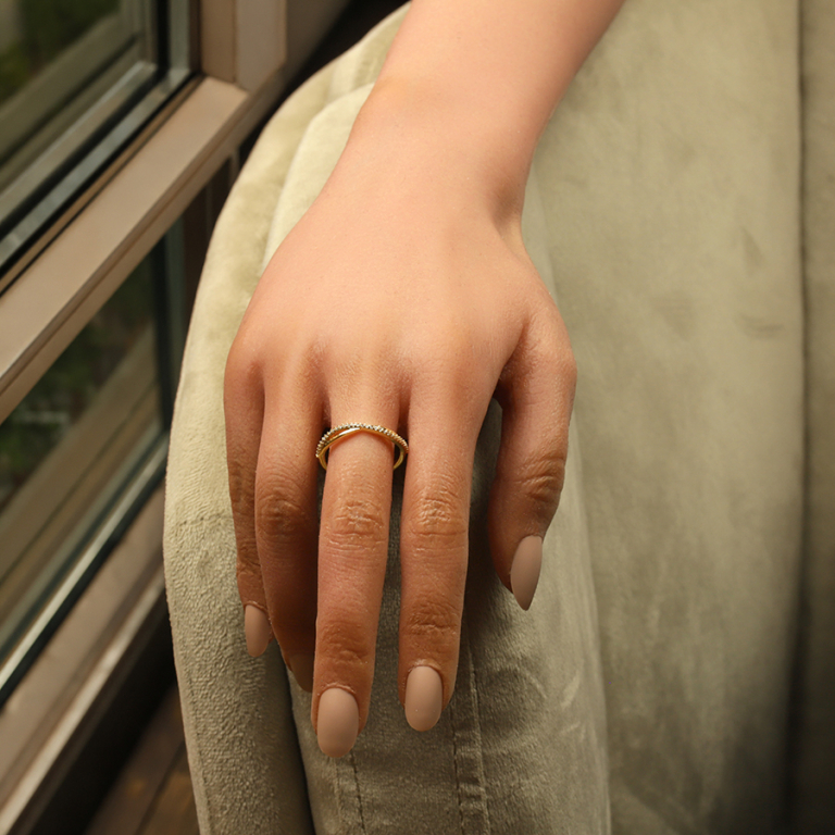 Bague en plaqu� or crois�e vague avec oxydes blancs sertis - Vue 20