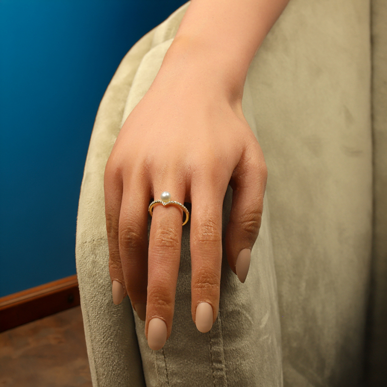 Bague en plaqu� or forme v orn�e d\'oxydes blancs et perle de culture d\'eau douce - Vue 20