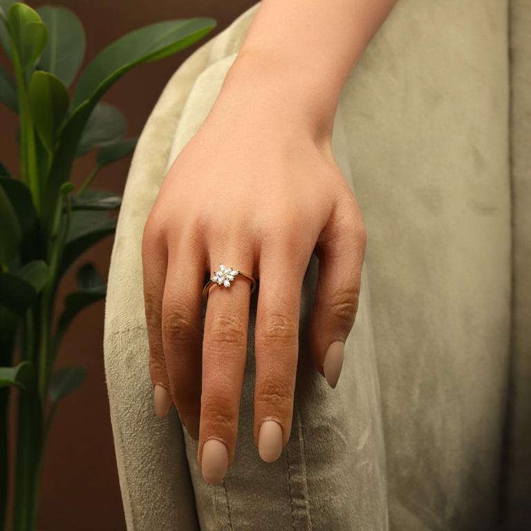 Bague en plaqu� or motif fleur orn� d\'oxydes blancs - Vue 20