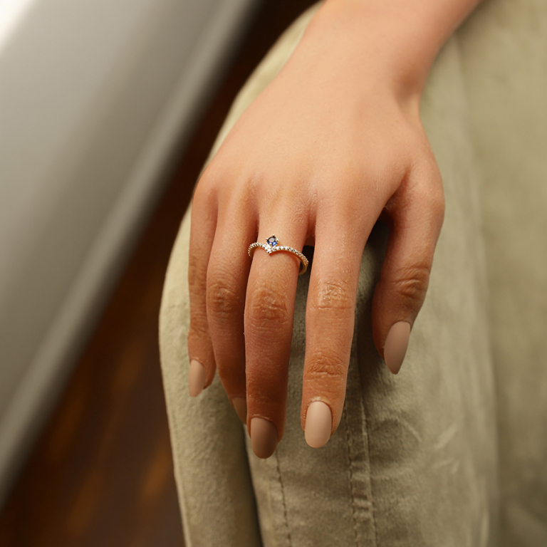 Bague  en plaqu� or forme V vec oxydes blancs et un oxyde central bleu serti - Vue 20