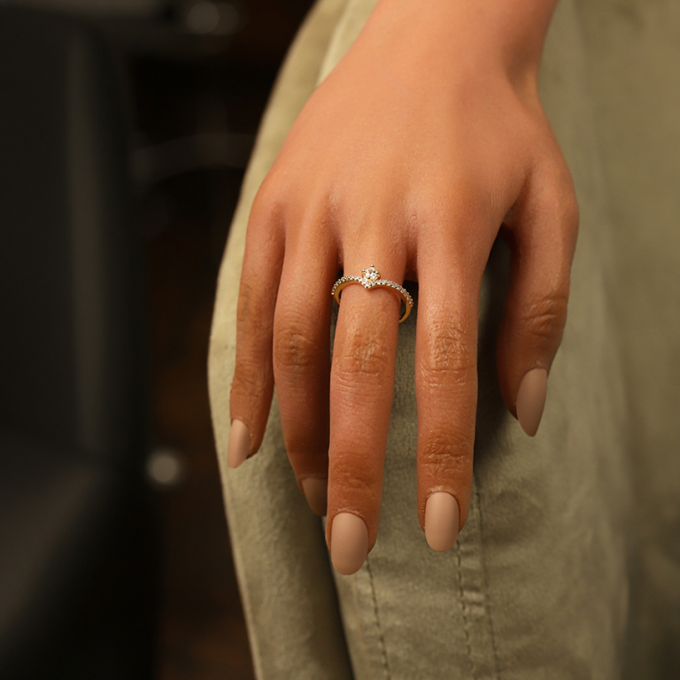 Bague en plaqu� or forme V vec oxydes blancs et un oxyde central serti - Vue 20