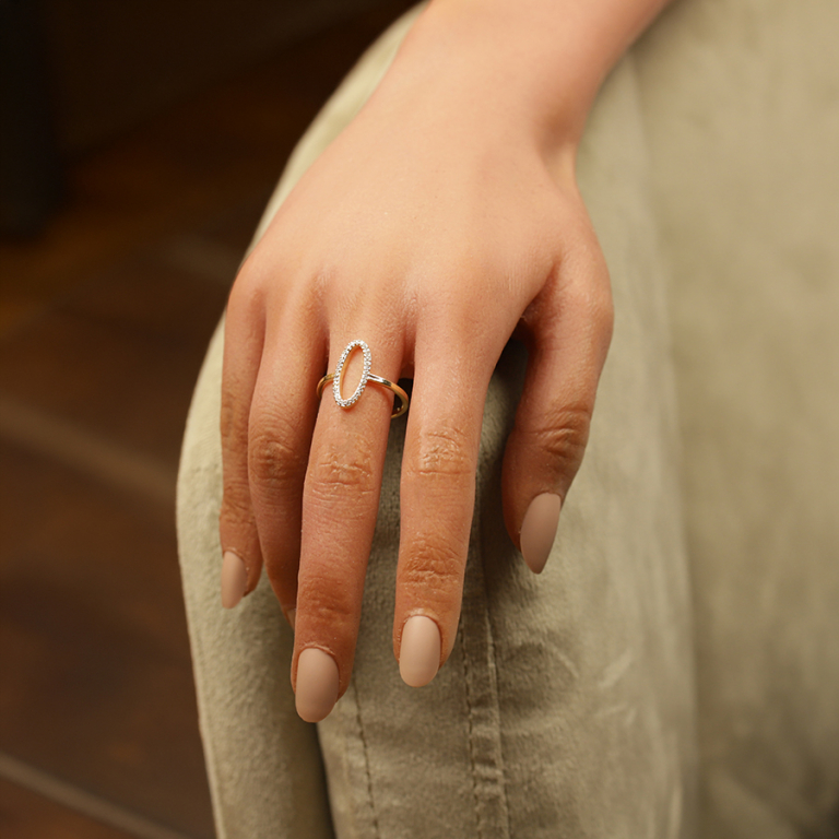 Bague en plaqu� or forme ovale avec oxydes blancs sertis - Vue 20