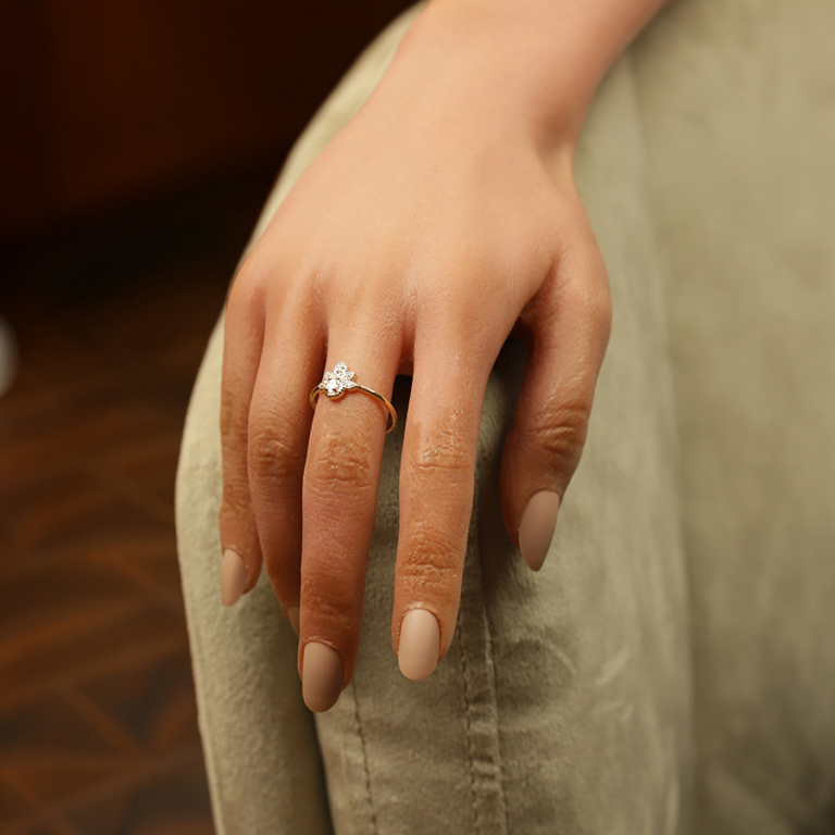 Bague en plaqu� or motif ornement serti d\'oxydes - Vue 20