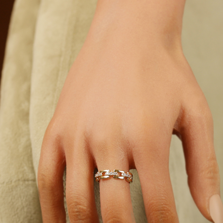 Bague en plaqu� or � maillons modernes sertis d\'oxydes blancs - Vue 20
