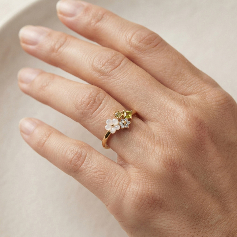 Bague en plaqu� or jardin fleuri d\'oxydes blancs et vert olive et sa fleur de nacre blanche - Vue 20
