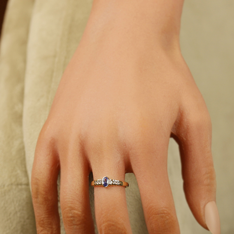 Bague en plaqu� or avec oxyde bleu oval et oxydes blancs sur les �paules de l\'anneau serti clos - Vue 20