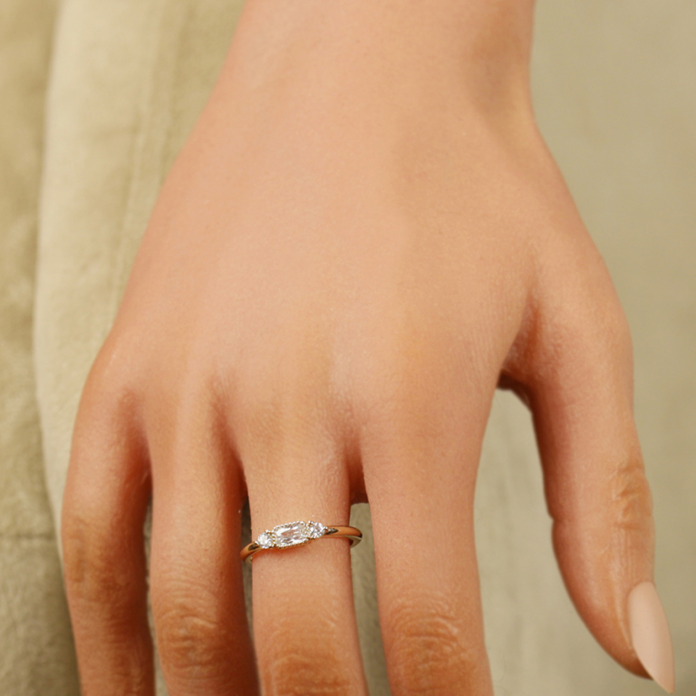 Bague en plaqu� or avec oxyde rectangle central et oxydes blancs - Vue 20