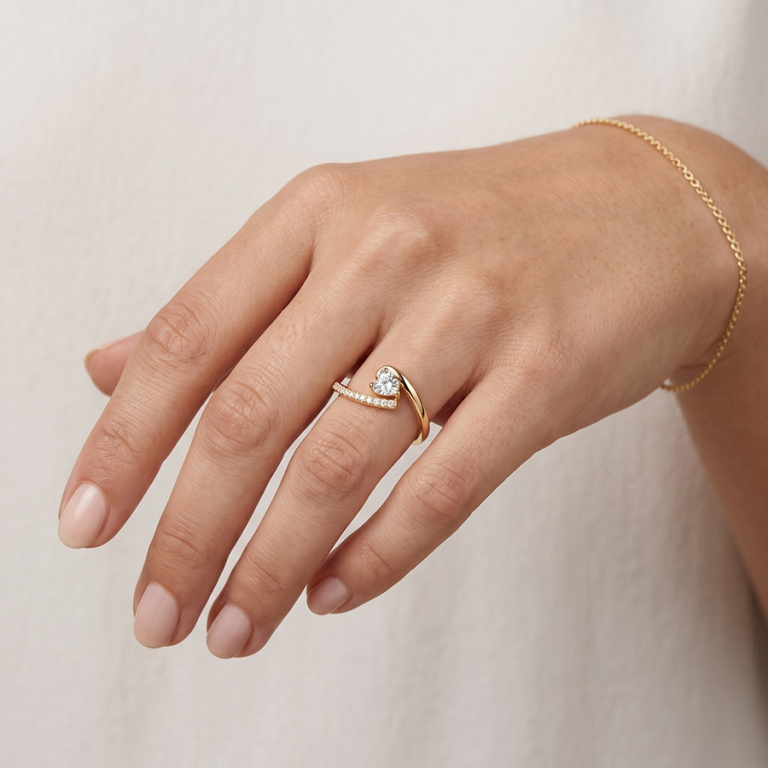 Bague en plaqu� or avec coeur en oxyde blans et oxydes blancs sertis - Vue 20