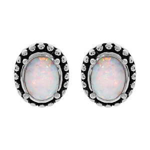 Boucles d’oreille en argent rhodié Opale blanche de synthèse cerclée de picot patiné et fermoir poussette
