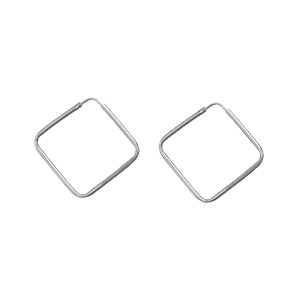 Créoles en argent carrées fantaisies portées en diagonale 34mm X 34mm