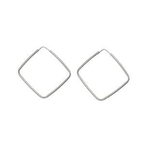 Créoles en argent carrées fantaisies portées en diagonale 45mm X 45mm