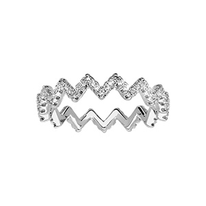 Bague en argent rhodié en forme zig zag ornée d'oxydes blancs sertis