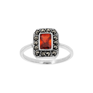 Bague en argent rhodié collection joaillerie oxyde grenat et contour Marcassite