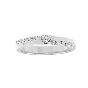 Bague en argent rhodié lisse et rails d’oxydes blancs sertis
