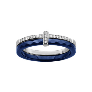 Bague en céramique bleu 2 anneaux, 1 en céramique bleu facetté et 1 en argent rhodié avec rail central d’oxydes blancs sertis