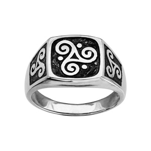 Bague en argent rhodié plateau carré motif triskel résine noire