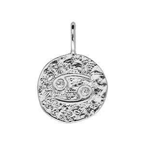 Pendentif en argent rhodié rond martelé avec signe du zodiaque Cancer