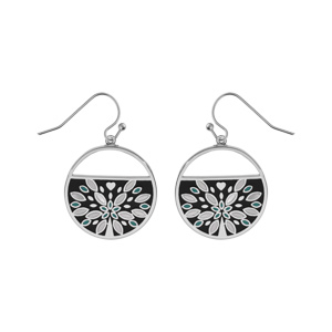 Boucles d’oreille Stella Mia en acier ronde motif pétales nacre blanche sur fond noir fermoir crochet