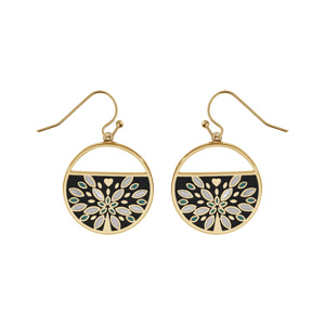 Boucles d’oreille Stella Mia en acier et PVD jaune ronde motif pétales nacre blanche sur fond noir fermoir crochet