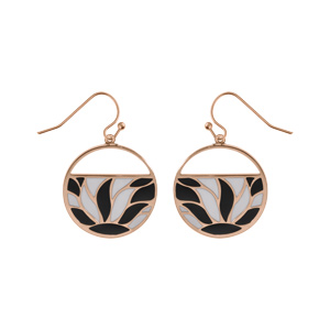 Boucles d'oreille crochet acier et PVD rose ronde motif végétal avec résine blanche et noire fermoir