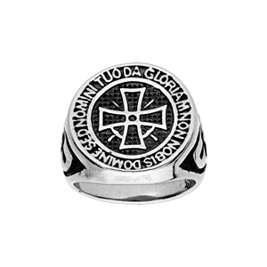 Chevalière en acier plateau rond avec croix des Templiers fond noir