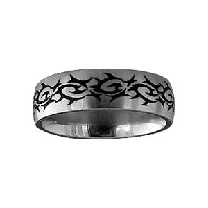 Alliance en acier satiné avec gravure noire motifs tribals