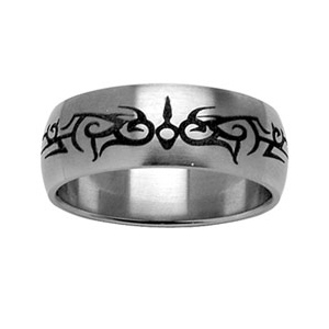 Alliance bombée en acier satiné avec gravure noire motifs tribals