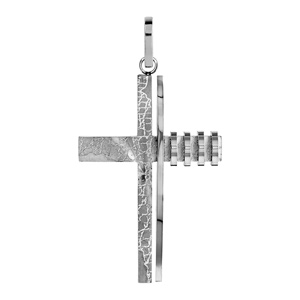 Pendentif en acier croix stylisée craquelée sur 1 côté et striures de l’autre