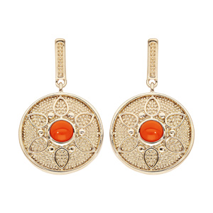 Boucles d'oreille pendantes en plaqué or rond suspendu avec motif fleur et pierre couleur corail et 