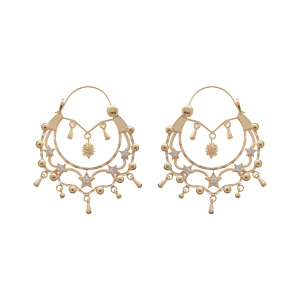 Créoles éthniques en plaqué or avec pierres blanches avec petit hérisson suspendu diamètre 45mm