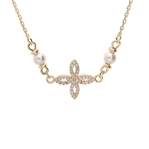 Collier en plaqué or avec pendentif fleur en oxydes blancs sertis et perles blanches de synthèse 40+