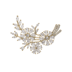 Broche en plaqué or motif feuillage et fleurs avec oxydes blancs sertis