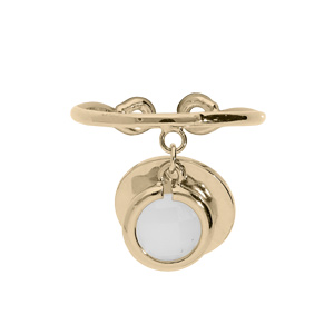 Bague en plaqué or ouverte avec pampille martelée et pierre facetée blanche opaque