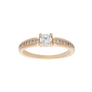 Bague en plaqué or solitaire serti avec rail d’oxydes blancs de part et d’autre