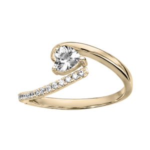 Bague en plaqué or avec coeur en oxyde blans et oxydes blancs sertis