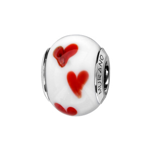 charms thabora en argent rhodié et verre de murano véritable blanc décoré de petits coeurs rouges