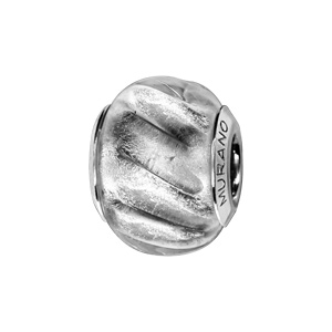 Charms Thabora en argent rhodié et verre de Murano véritable blanc et argenté en stries en biais