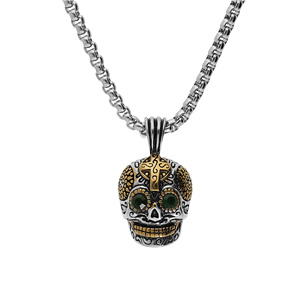 Collier en acier cha�ne avec pendentif t�te de mort mexicaine et yeux en oxydes verts 50+5cm - Vue 2